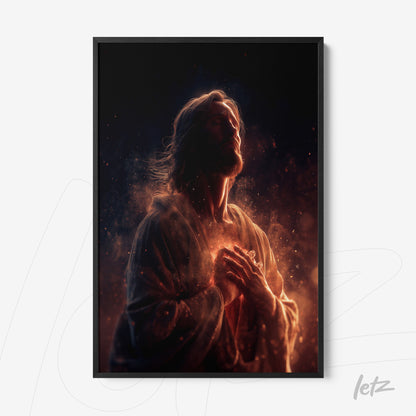 quadro com arte digital de figura de Jesus em tons quentes, moldura preta fina, fundo escuro com efeitos luminosos