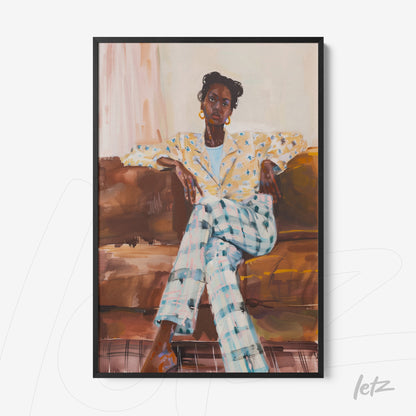 quadro com retrato de mulher sentada em sofá, vestindo blazer amarelo com flores e calças listradas em azul e branco, moldura preta