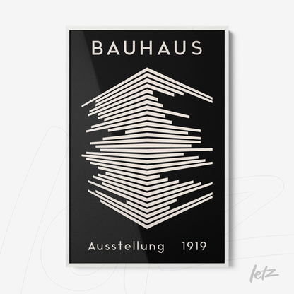 poster com arte geométrica estilo Bauhaus exibido em moldura branca