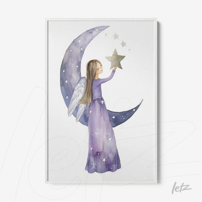 quadro com ilustração aquarela de menina com asas brancas segurando uma estrela, ao lado de uma lua crescente em tons de roxo