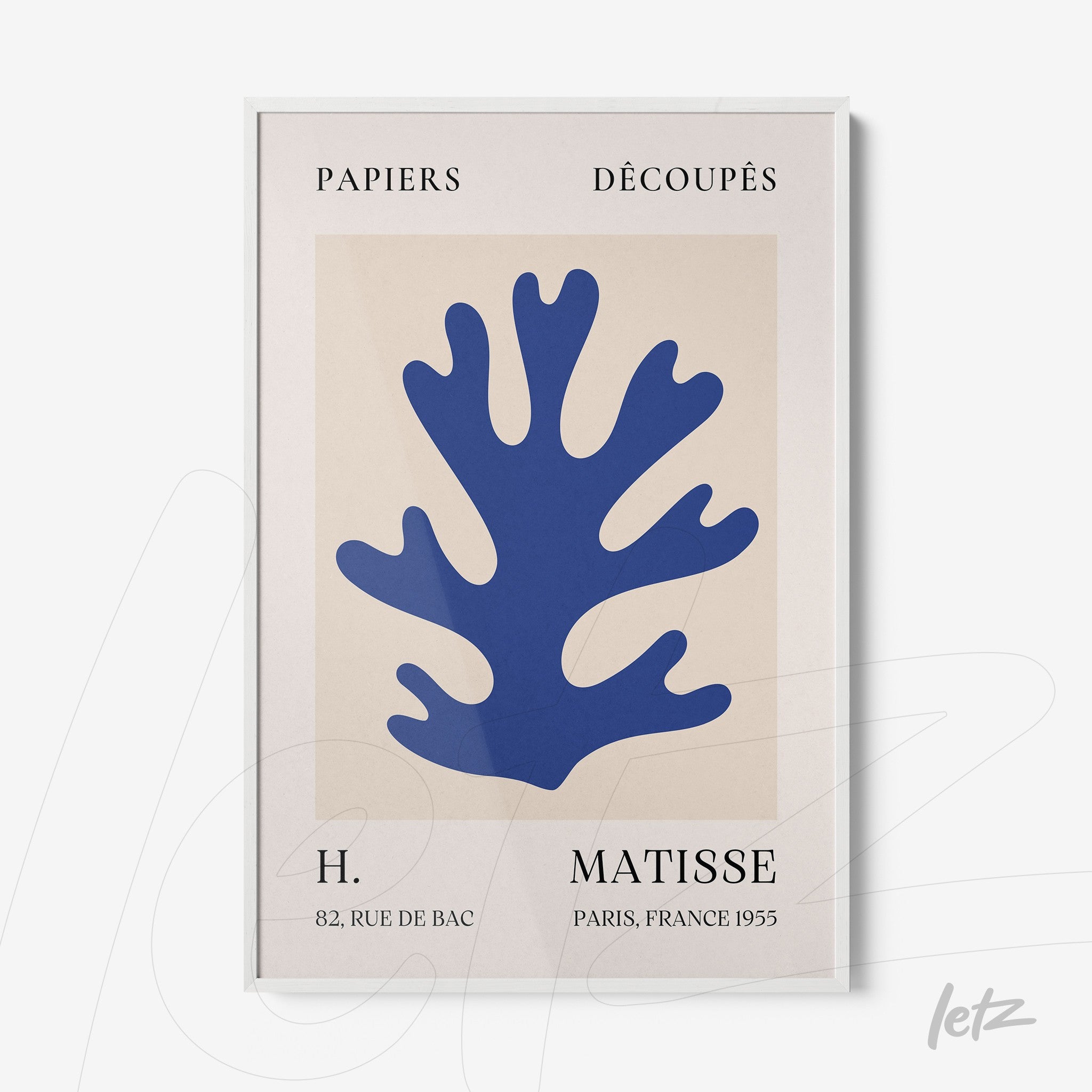 quadro com arte moderna de corais em azul sobre fundo claro, moldurado com bordas brancas