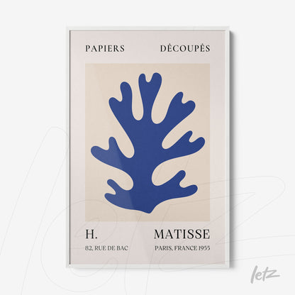 quadro com arte moderna de corais em azul sobre fundo claro, moldurado com bordas brancas