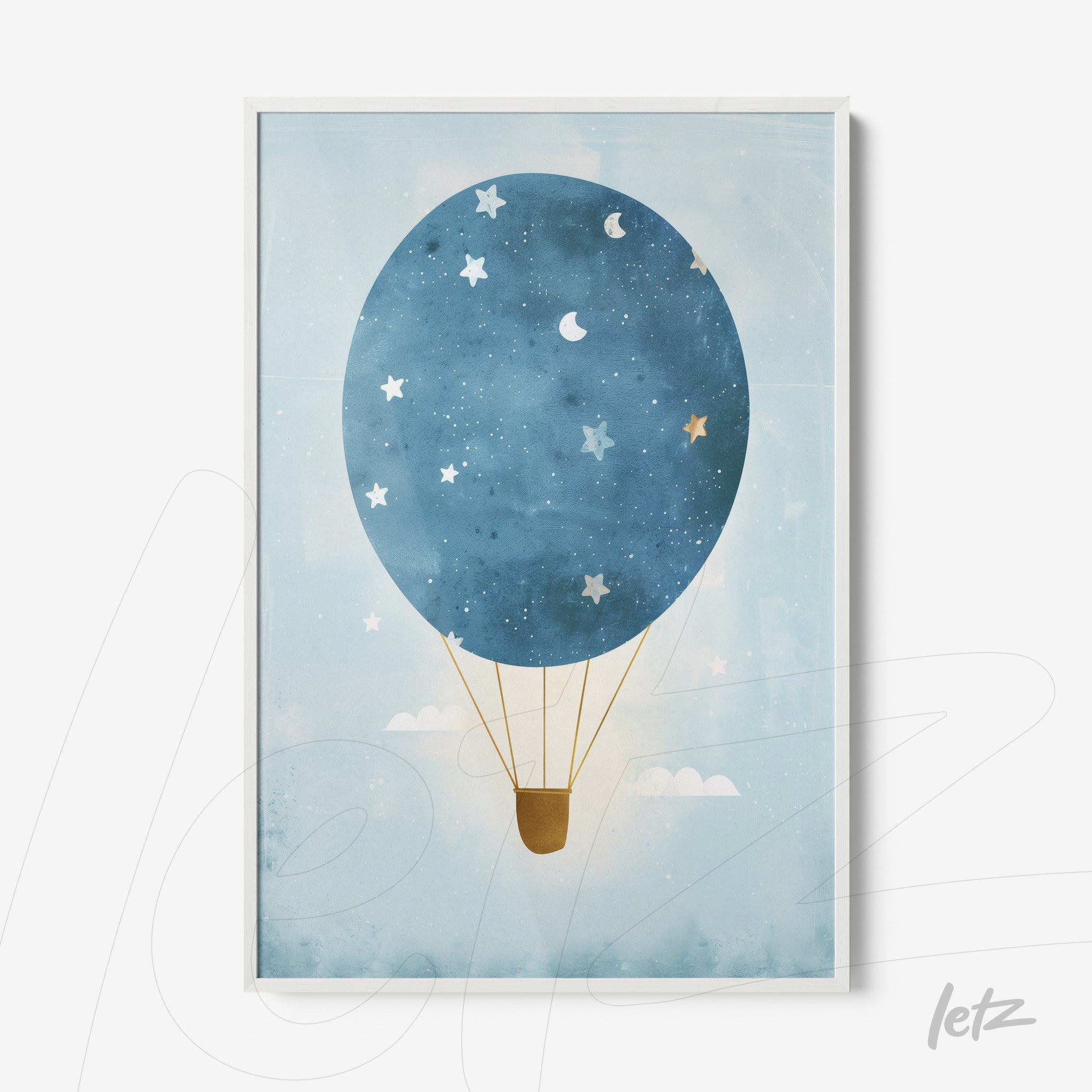 quadro com arte de balão de ar quente azul com estrelas e nuvens em moldura branca