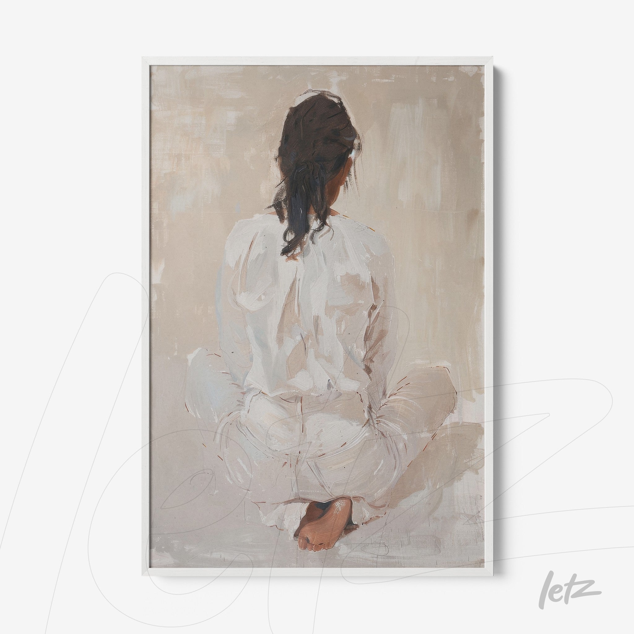 quadro com retrato minimalista de mulher sentada vista de costas, em moldura branca fina