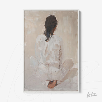quadro com retrato minimalista de mulher sentada vista de costas, em moldura branca fina