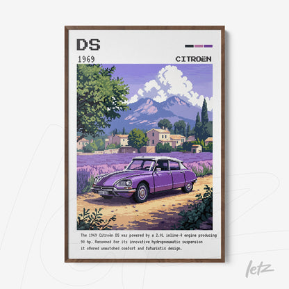 quadro com arte digital de carro Citroën DS 1969 em moldura de madeira escura, fundo roxo com montanhas e casas