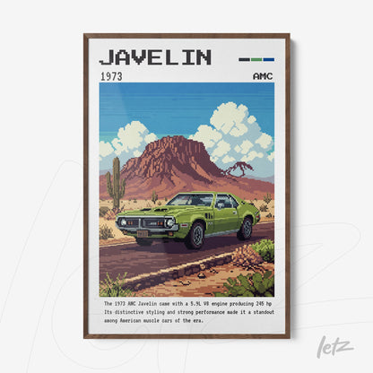 quadro com arte pixelada retratando um carro AMC Javelin de 1973 em um cenário desertico com montanhas ao fundo e sol azul