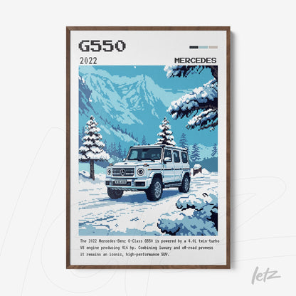 quadro com arte em estilo pixelado do carro Mercedes-Benz G550 em um cenário de montanha coberta de neve com moldura de madeira escura