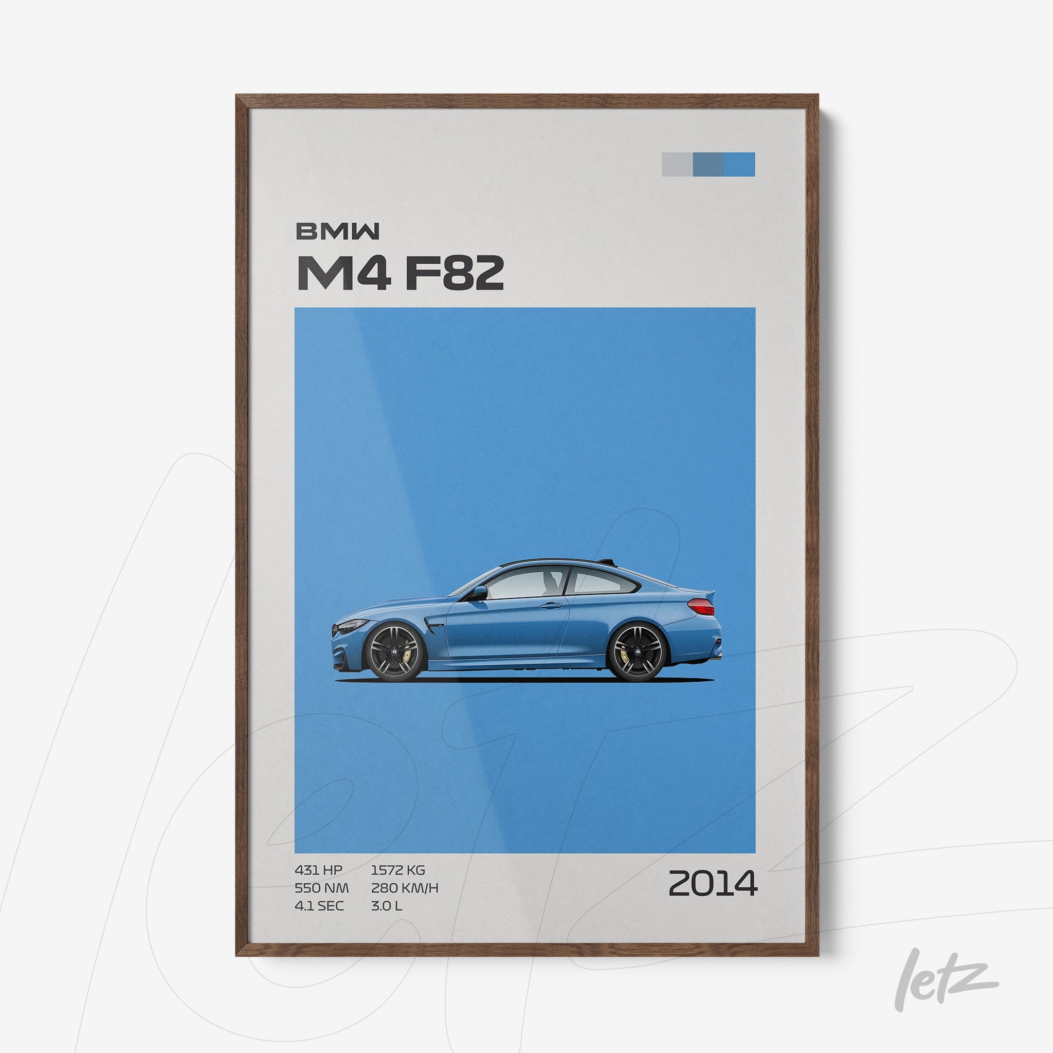 quadro com arte minimalista do carro BMW M4 F82 em fundo azul vibrante, com moldura de madeira escura