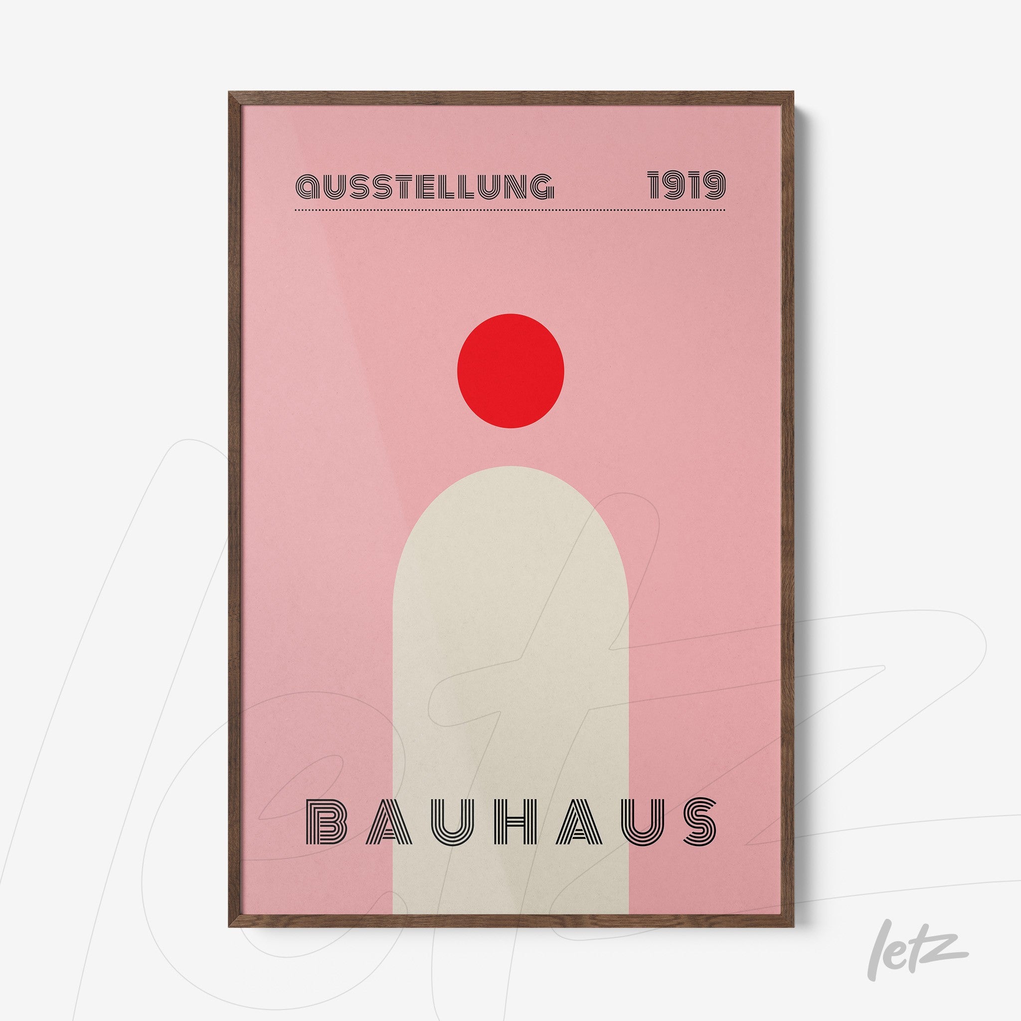 pôster impresso de arte minimalista em moldura marrom com tema Bauhaus exibindo formas geométricas em tons de rosa e vermelho