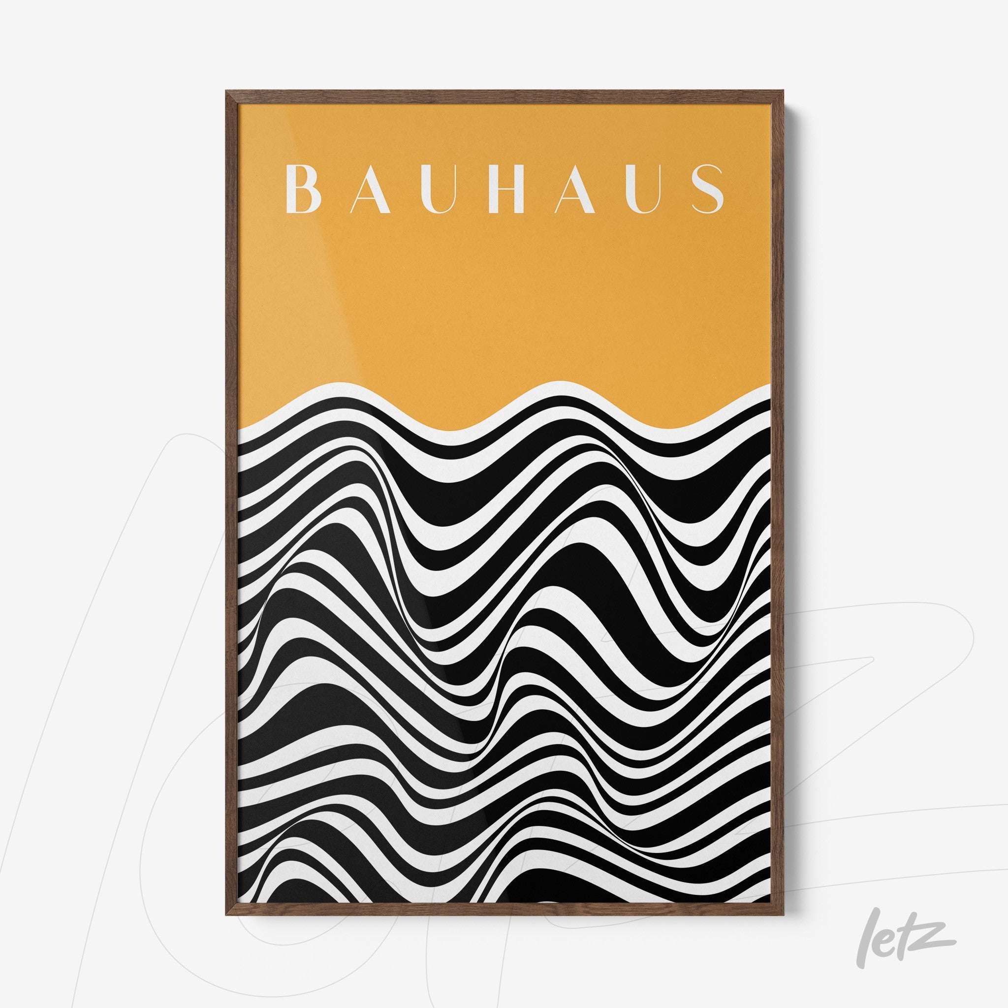 quadro em estilo bauhaus com ondas pretas e brancas sobre fundo laranja e moldura de madeira