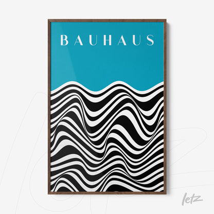 quadro pôster com design ondulado preto e branco e título bauhaus em fundo azul, moldura de madeira escura