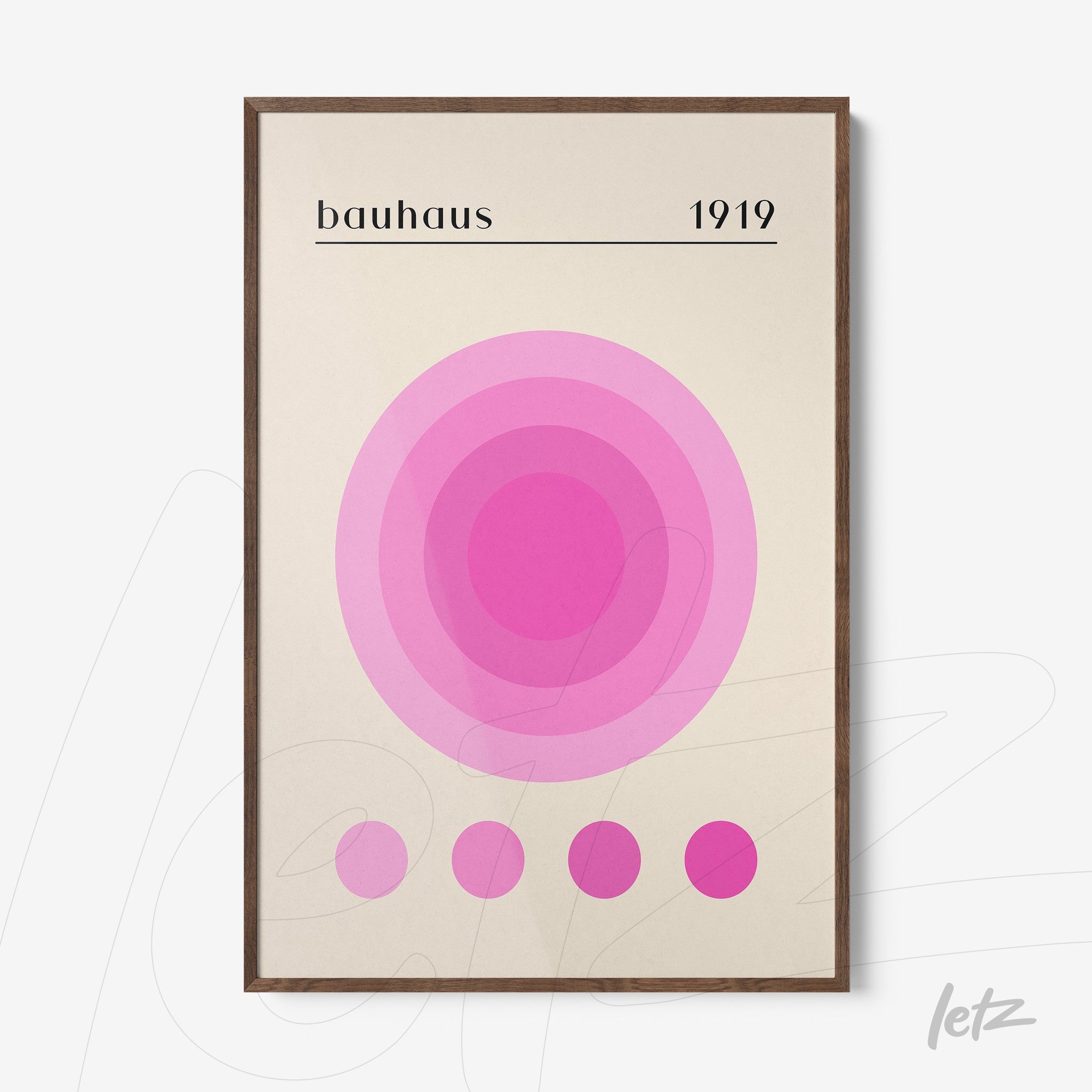 pôster com arte minimalista de círculos concêntricos em tons de rosa, emoldurado em madeira escura
