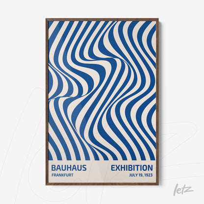 pôster com padrão geométrico ondulado em azul e branco com moldura de madeira, contendo texto sobre exposição Bauhaus em Frankfurt