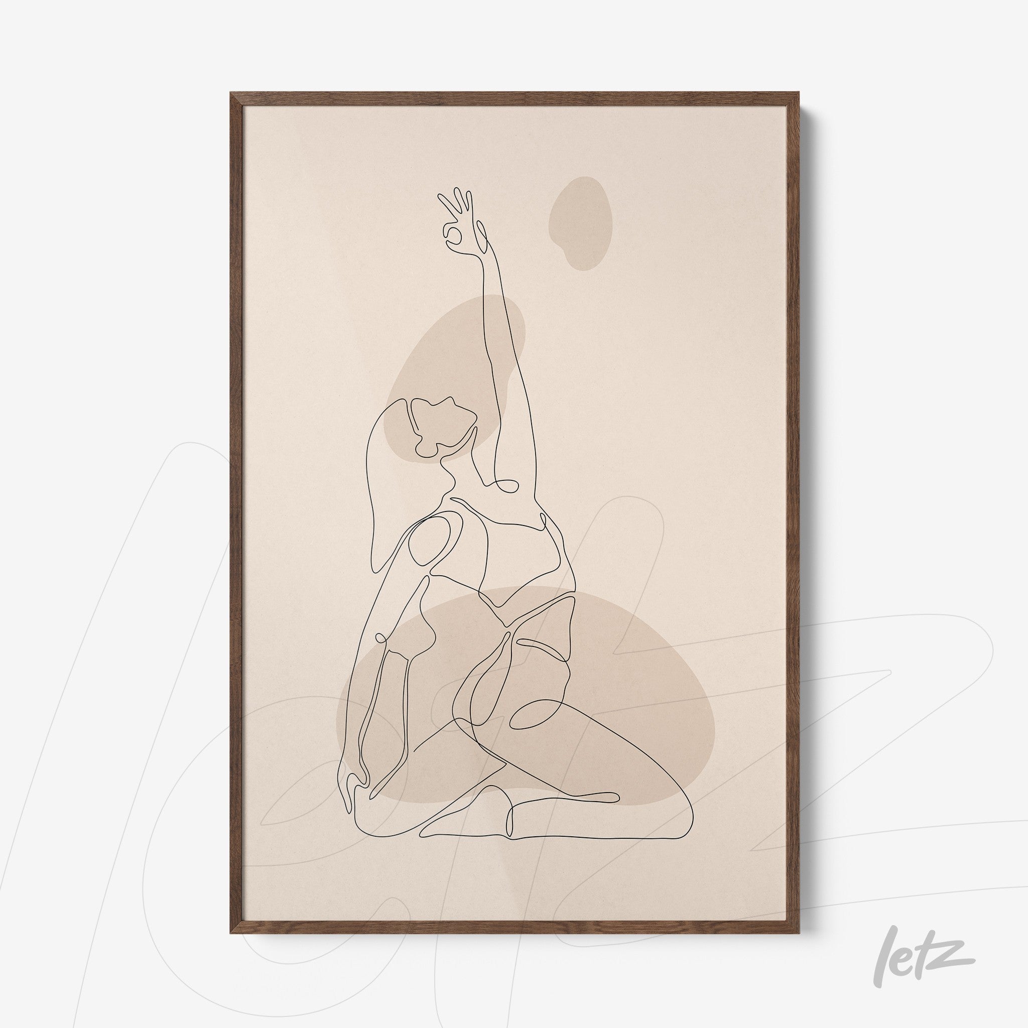 quadro com desenho minimalista de linha contínua de mulher em posição de yoga, com moldura de madeira escura