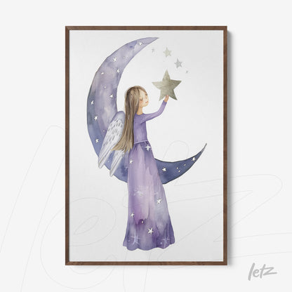 quadro com ilustração de menina loira vestindo vestido roxo, segurando uma estrela sob uma lua crescenta com fundo claro e detalhes de estrelas