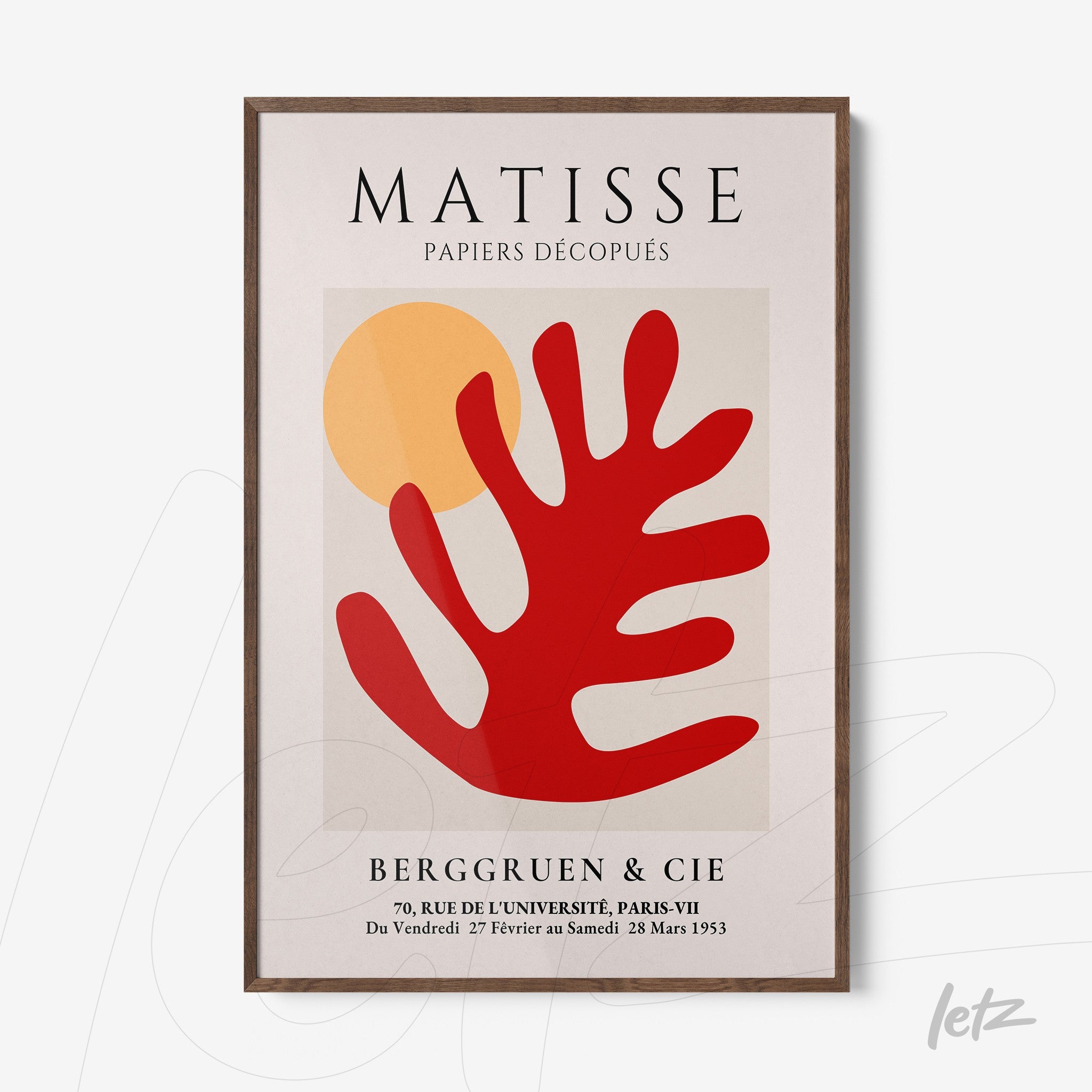 quadro decorativo com arte abstrata de folhas vermelhas sobre fundo claro, moldura de madeira escura