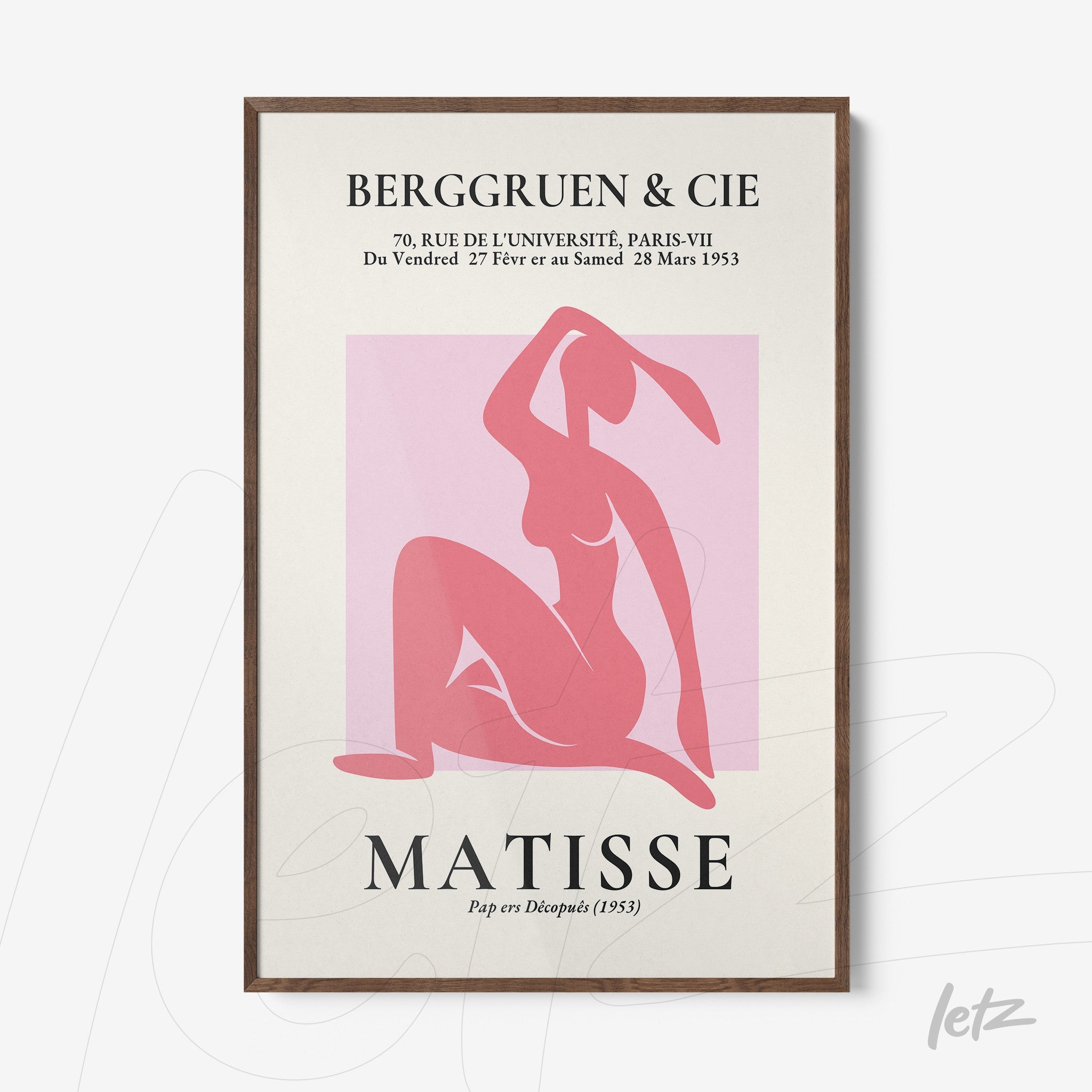 quadro decorativo com arte moderna em tonalidade rosa representando figura feminina em pose sensual, moldura de madeira escura