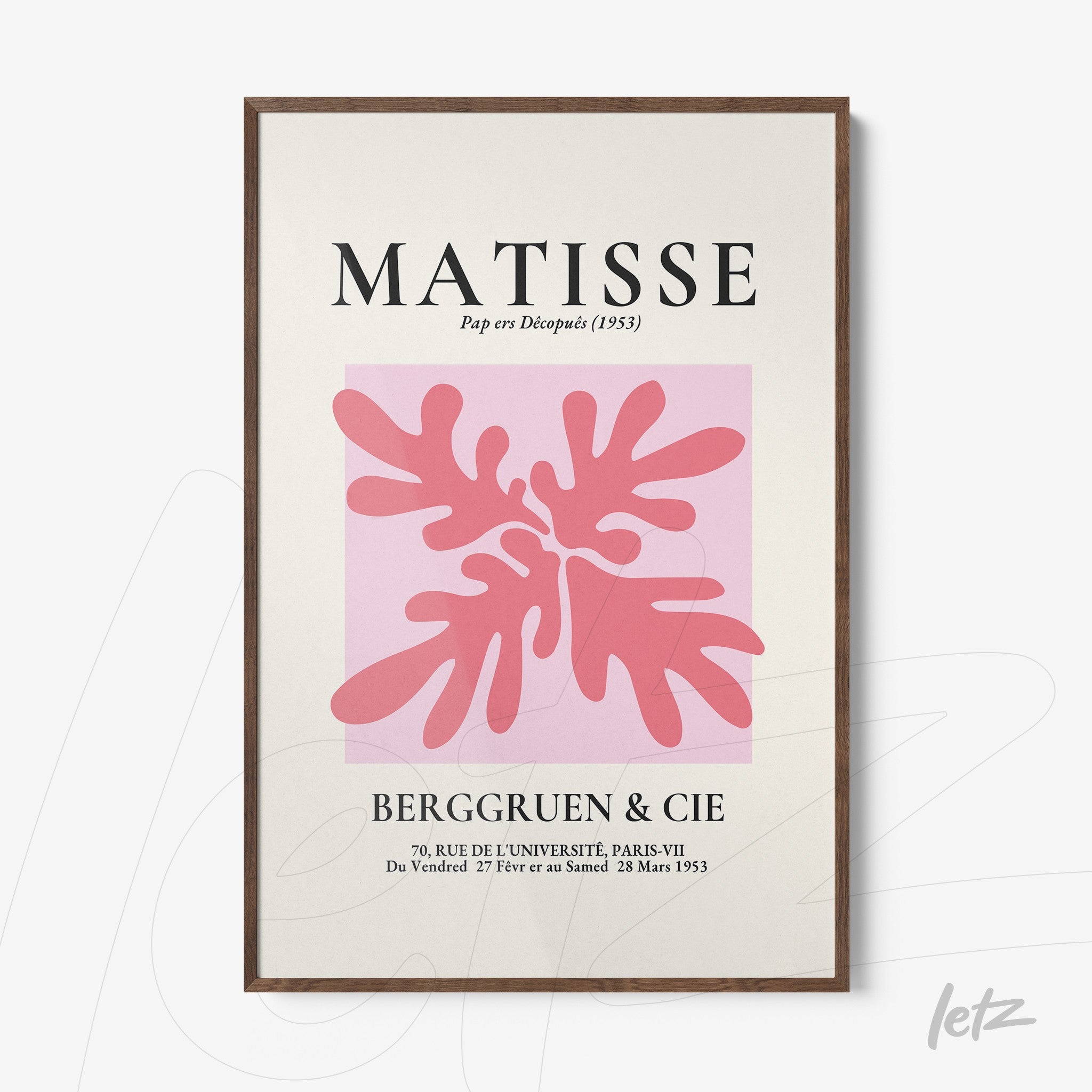 quadro com arte moderna apresentando formas orgânicas em tons de rosa e fundo rosa claro, em moldura de madeira escura