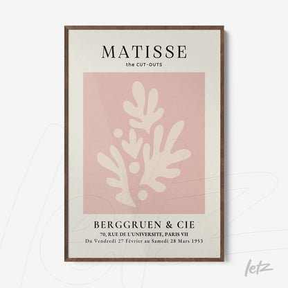 quadro com arte moderna de formas orgânicas em fundo rosa e moldura de madeira escura