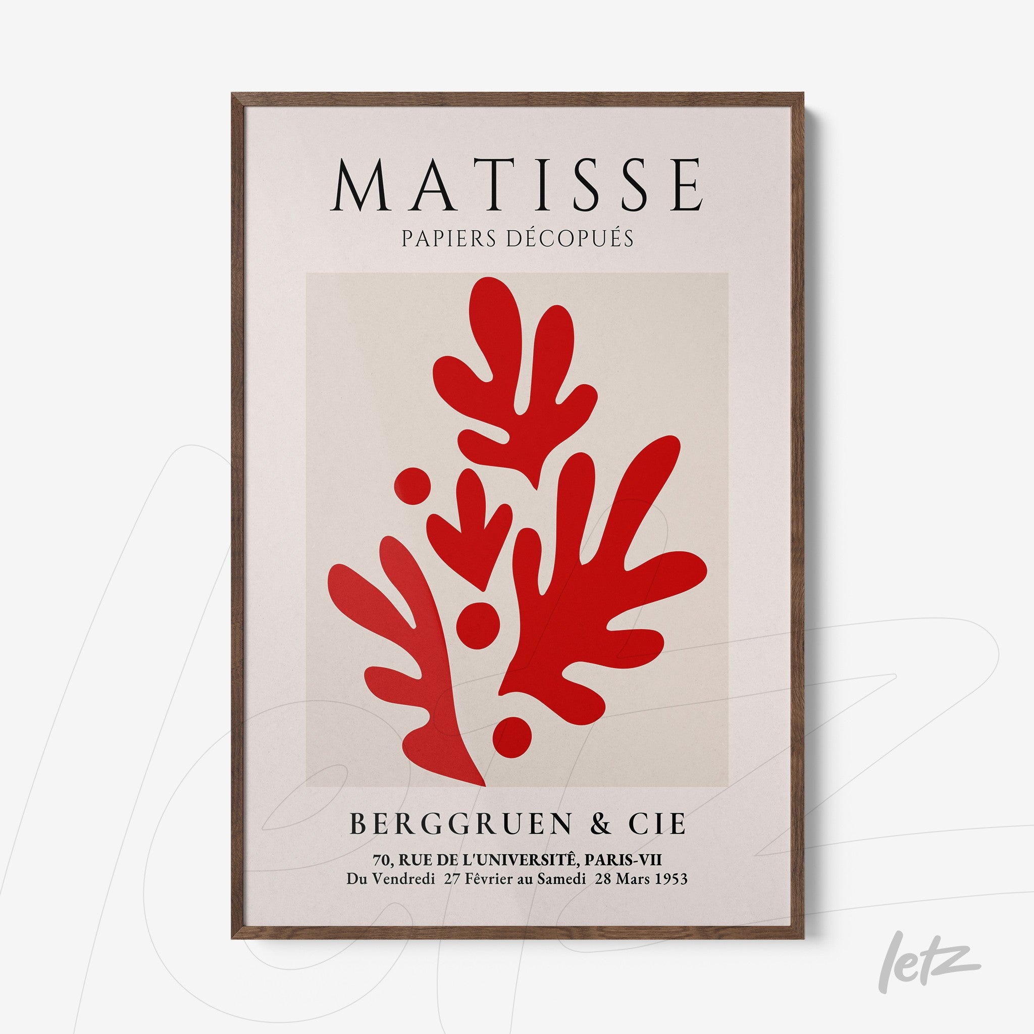 quadro com arte em estilo moderno apresentando formas vermelhas sobre fundo claro, rodeado por moldura de madeira escura