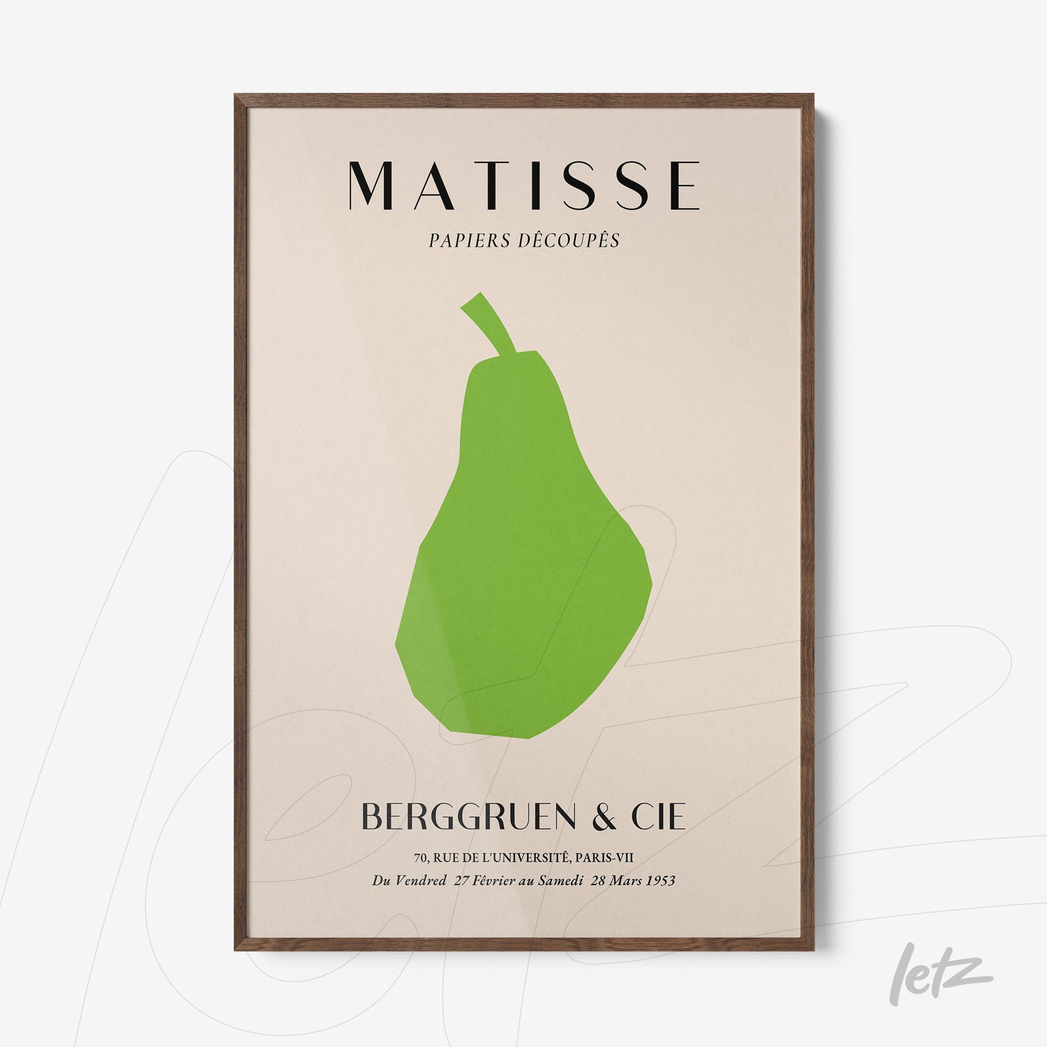 quadro com arte moderna de uma pera verde estilizada em moldura de madeira escura