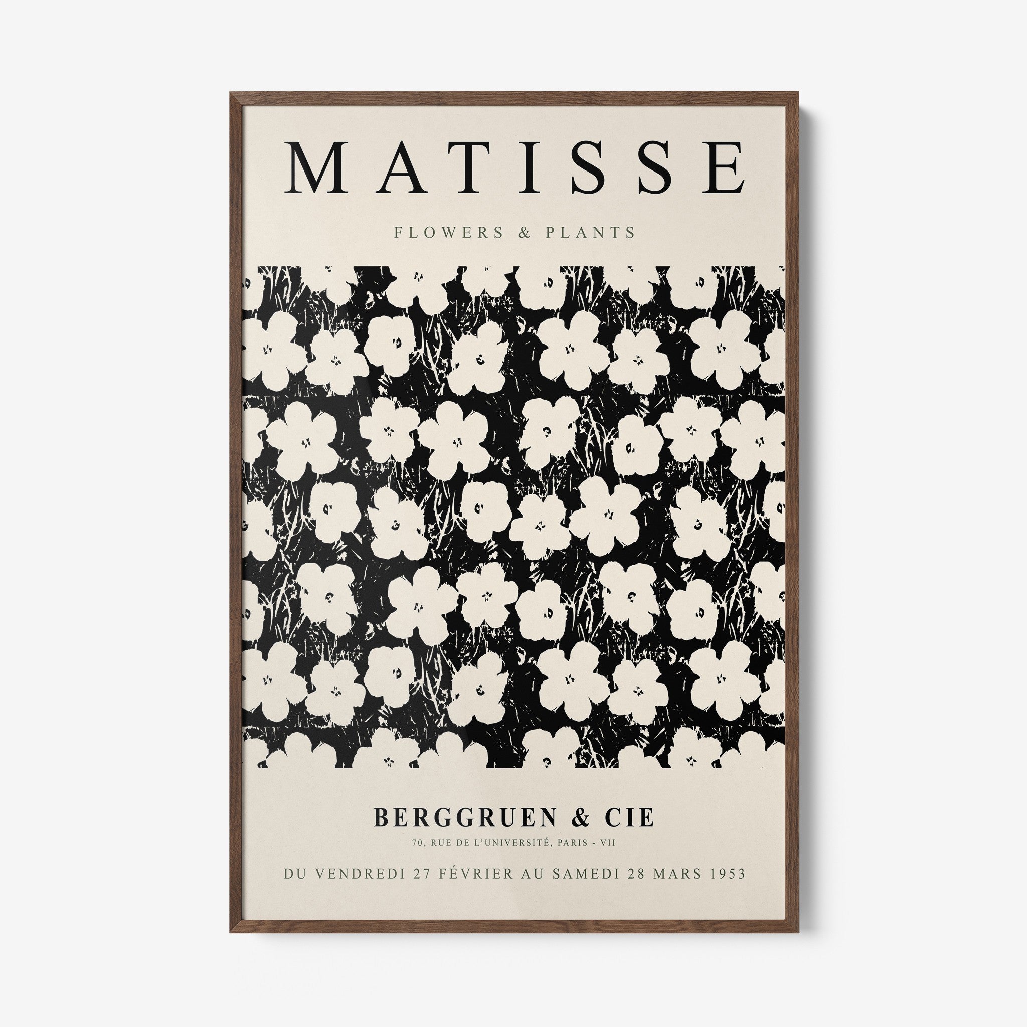 quadro com arte floral em preto e branco, com moldura de madeira escura e fundo claro