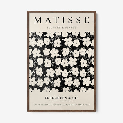 quadro com arte floral em preto e branco, com moldura de madeira escura e fundo claro