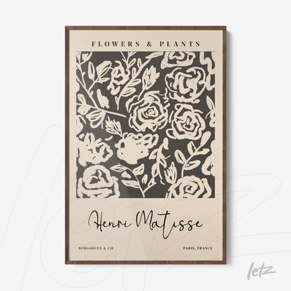 quadro com arte floral em estilo abstrato de fundo claro e rosas pretas e brancas, moldura de madeira escura