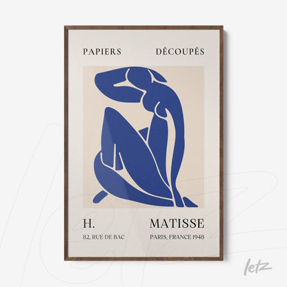 quadro com arte abstrata de figura feminina em azul, moldura de madeira escura e fundo claro