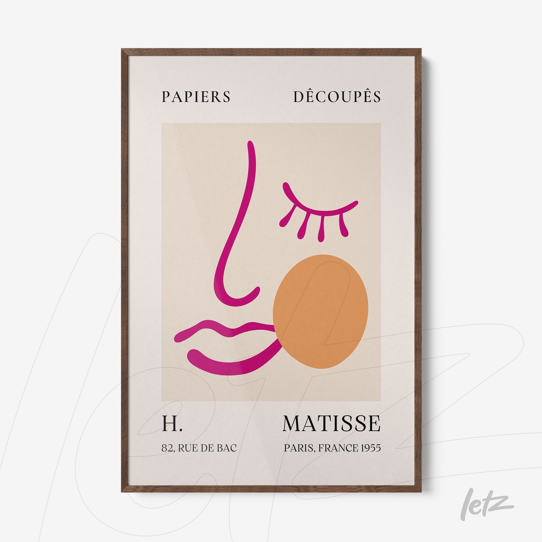 quadro com arte moderna em moldura de madeira escura, apresentando formas abstratas em tons de rosa e laranja sobre fundo creme