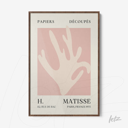 quadro com arte abstrata de formas orgânicas em tons de rosa e creme, com moldura de madeira escura