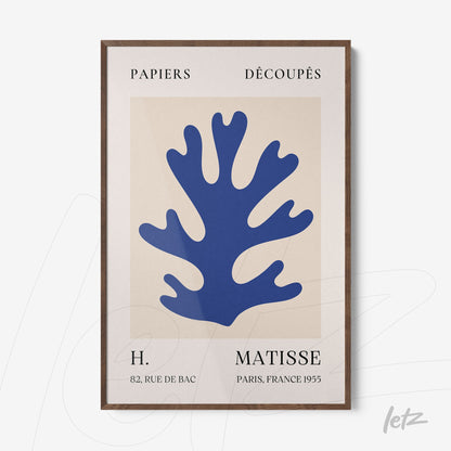 quadro com arte abstrata em tons de azul representando um coral, moldura de madeira clara