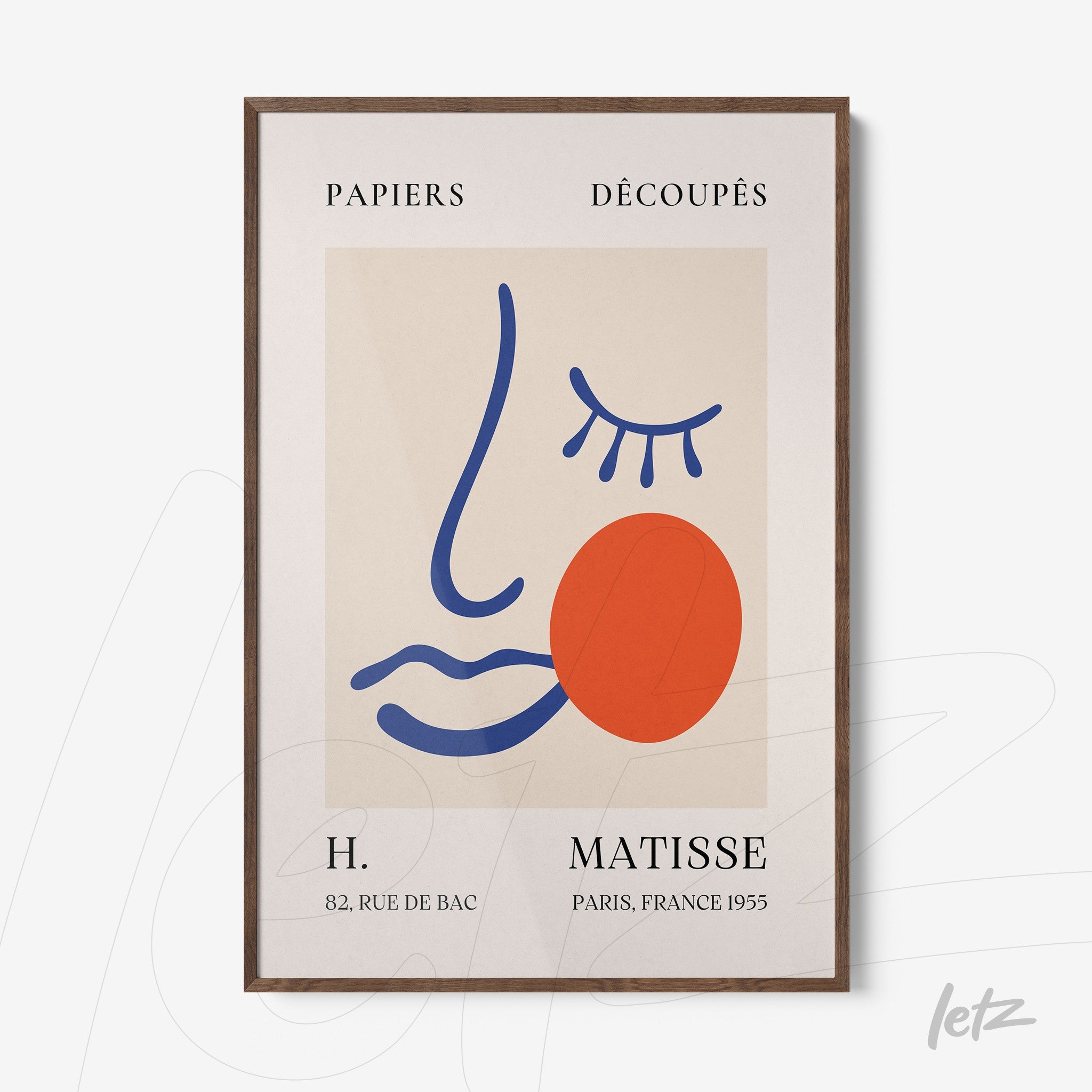 quadro com arte abstrata de rosto estilizado em moldura de madeira escura com fundo neutro