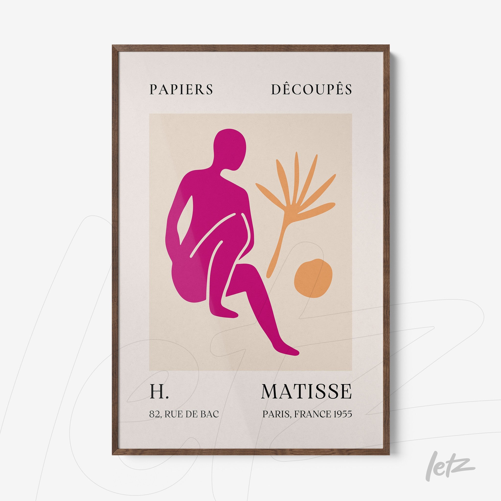 quadro decorativo com arte moderna de figura sentada em tons de rosa e laranja, com moldura de madeira escura