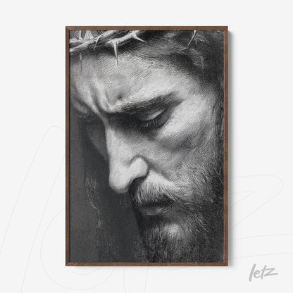 quadro com retrato em preto e branco de figura masculina com expressão serena e coroa de espinhos em moldura de madeira escura