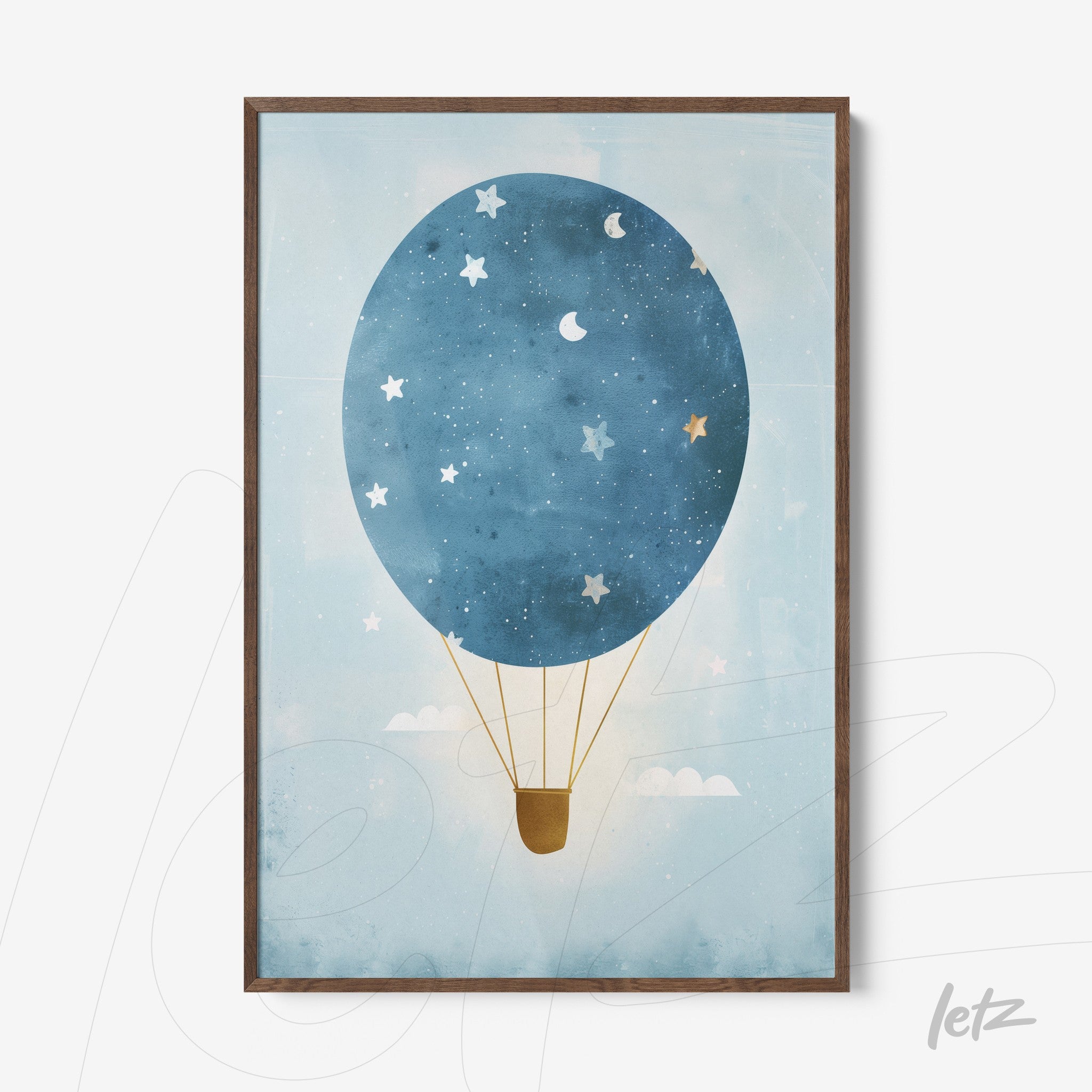 quadro com ilustração de balão de ar quente azul em um céu estrelado com moldura de madeira escura