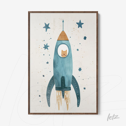 quadro com ilustração divertida de um foguete azul com um gato dentro, cercado por estrelas em fundo claro, moldura de madeira escura