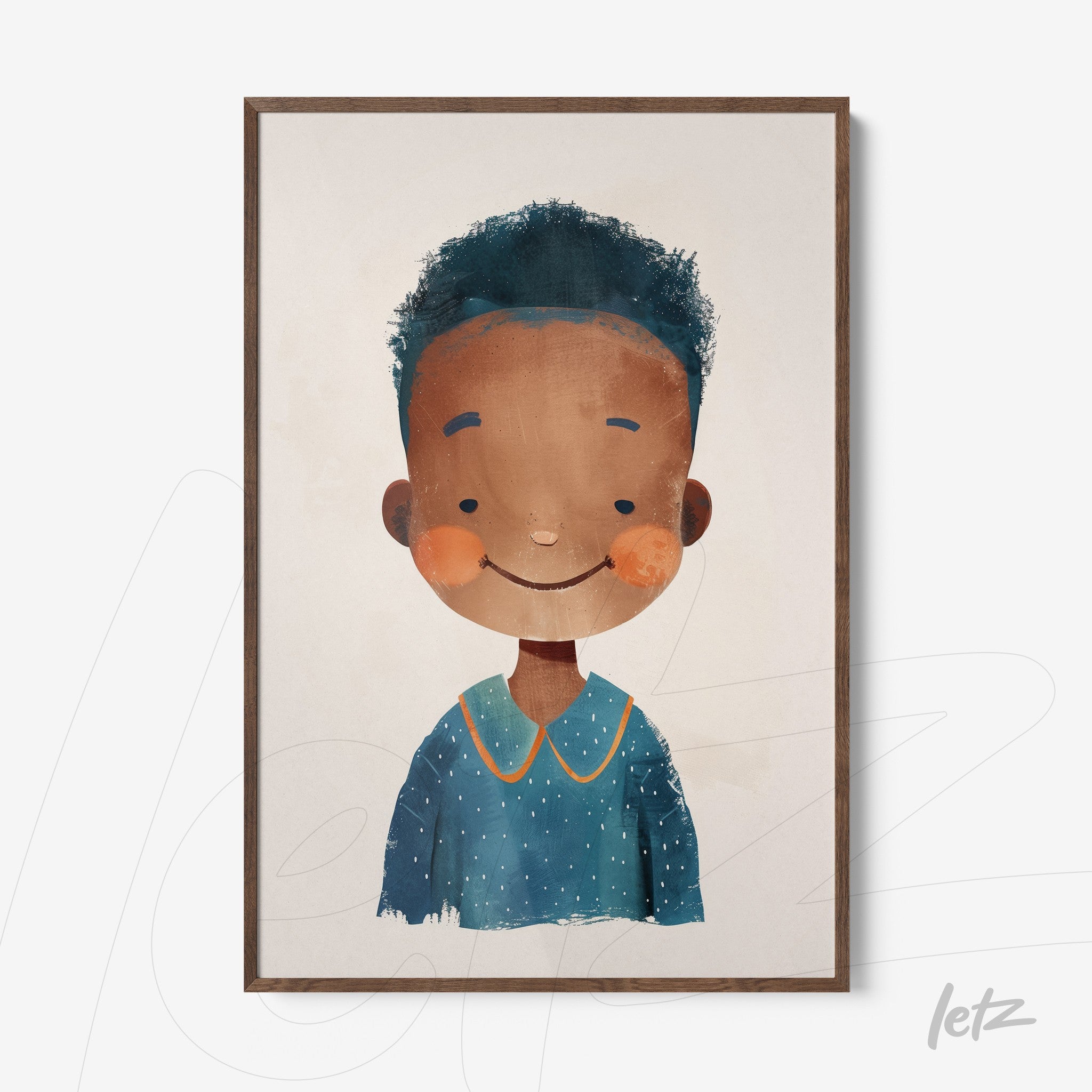 retrato colorido de menino sorridente com cabelo negro e blusa azul claro em moldura de madeira escura