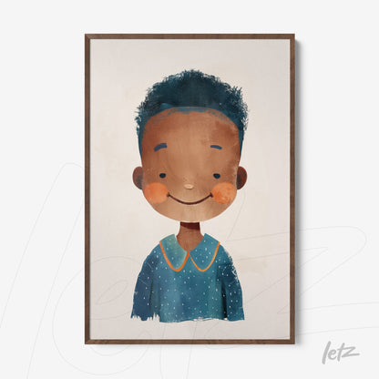retrato colorido de menino sorridente com cabelo negro e blusa azul claro em moldura de madeira escura