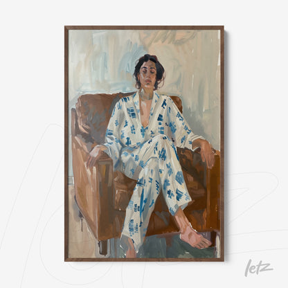 quadro retratando uma mulher vestindo um kimono azul e branco, sentada em um sofá marrom, com expressão contemplativa e luz suave ao fundo