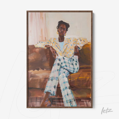 quadro retratando mulher sentada com blazer estampado e calças xadrez em moldura de madeira clara