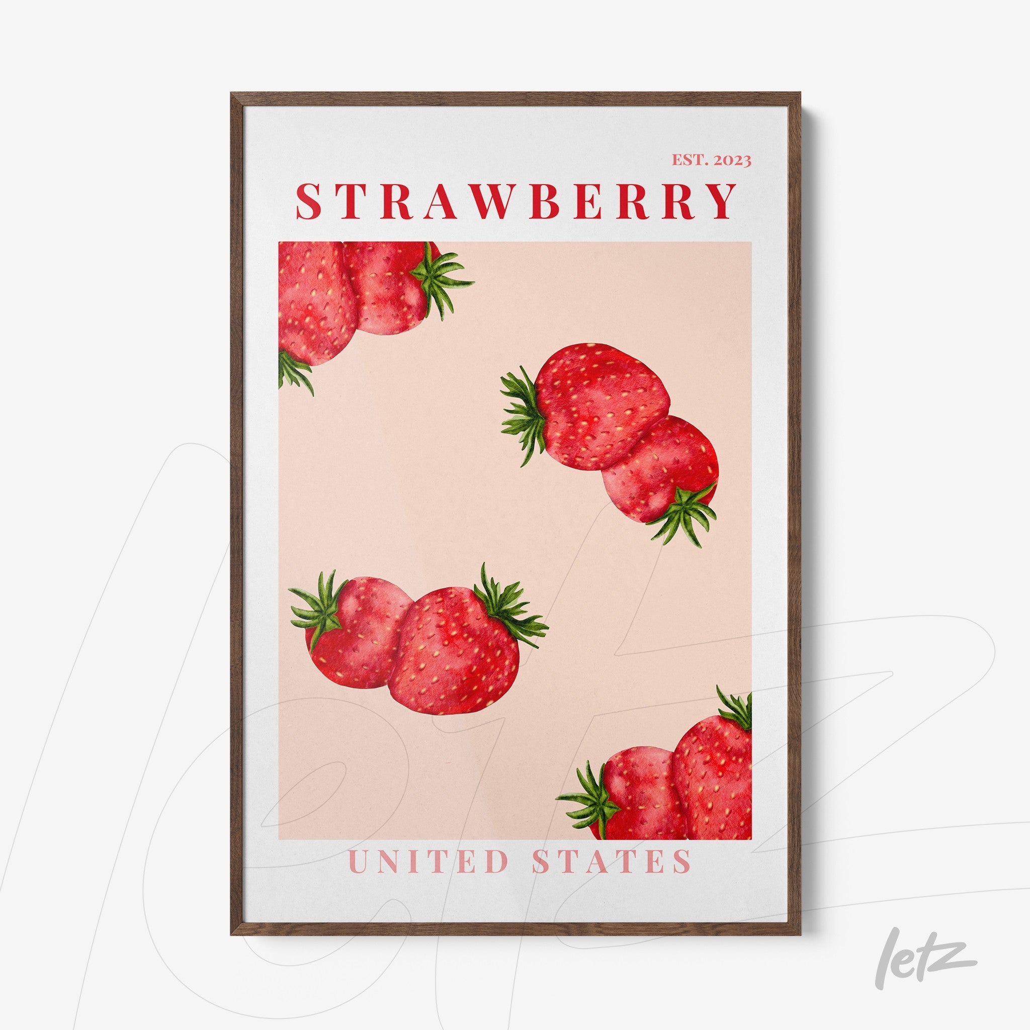 quadro com ilustração de morangos em fundo rosa, moldura de madeira escura