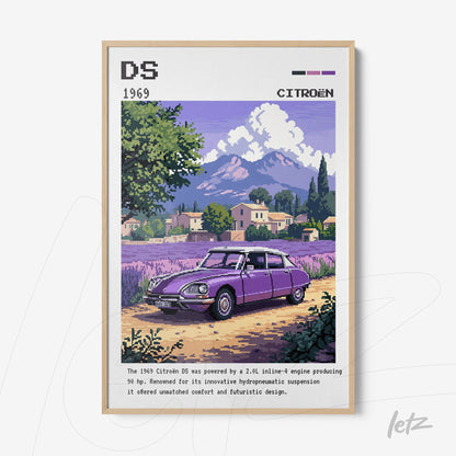quadro com arte digital de um carro Citroën DS roxo em cenário rural, moldura de madeira clara