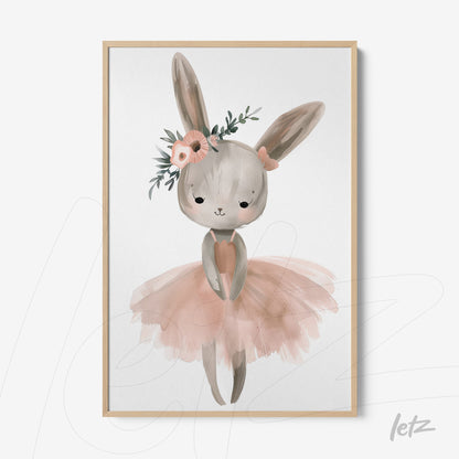 quadro com ilustração delicada de coelho ballerina com tutu rosa e flores na cabeça em moldura de madeira clara