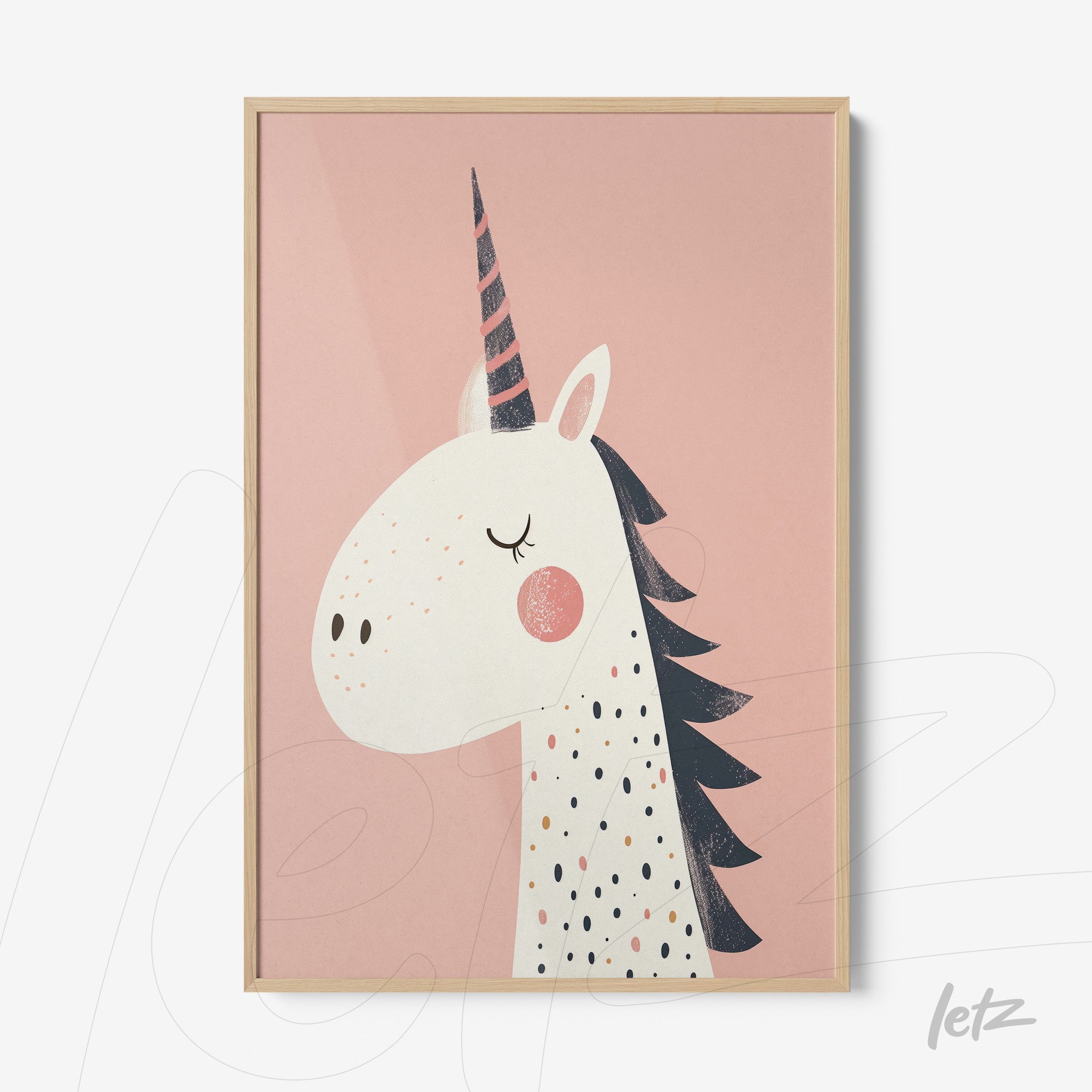 quadro com arte infantil de um unicórnio em fundo rosa com moldura em madeira clara