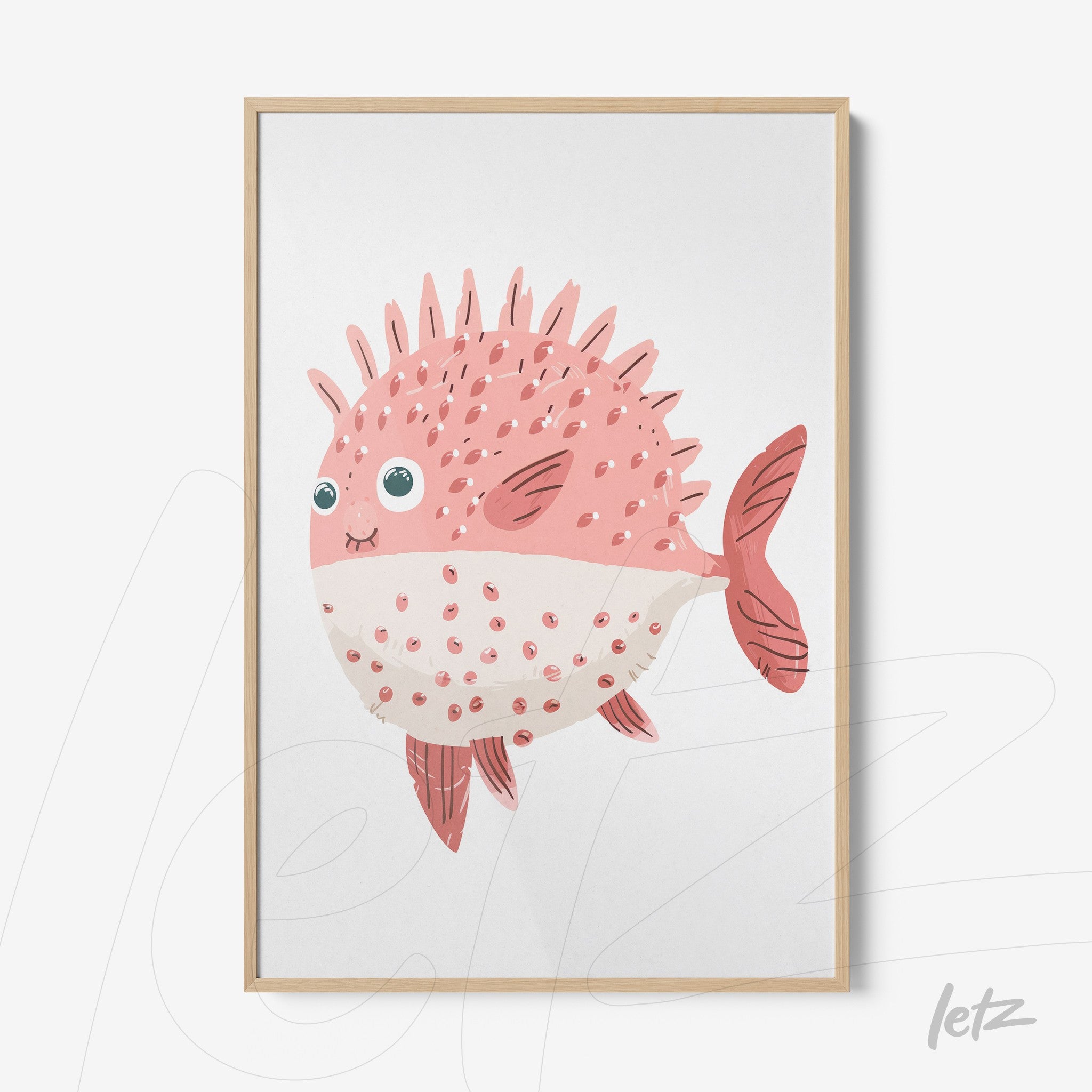 quadro com ilustração de um peixe rosa, caricatural, com espinhos e olhos grandes em moldura de madeira clara