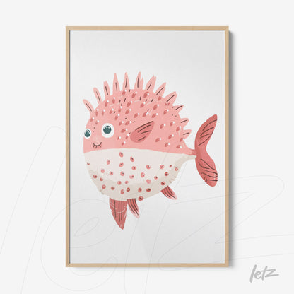 quadro com ilustração de um peixe rosa, caricatural, com espinhos e olhos grandes em moldura de madeira clara
