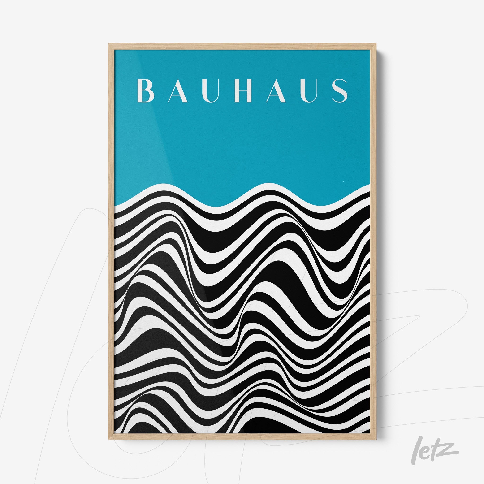 pôster com padrão ondulado em preto e branco e texto bauhaus, enquadrado em moldura de madeira clara