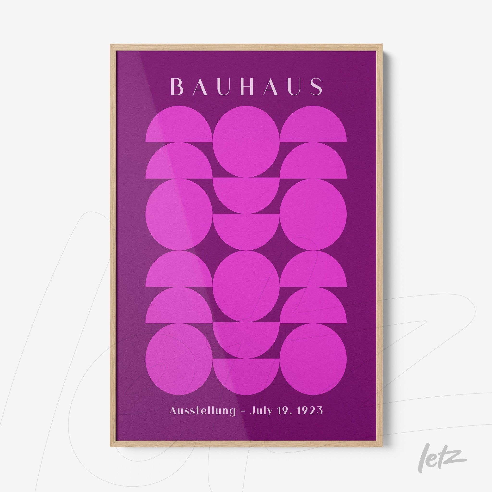 pôster com design geométrico abstrato da Bauhaus em tons de rosa e roxo com moldura clara